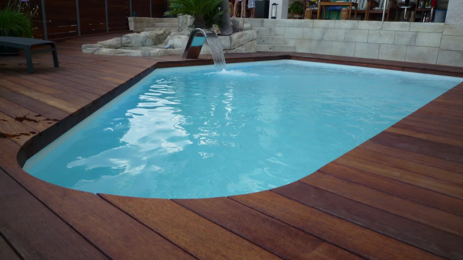 Piscina de forma libre con cascada