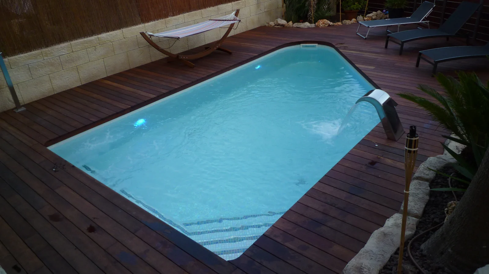 Piscina con tarima de madera