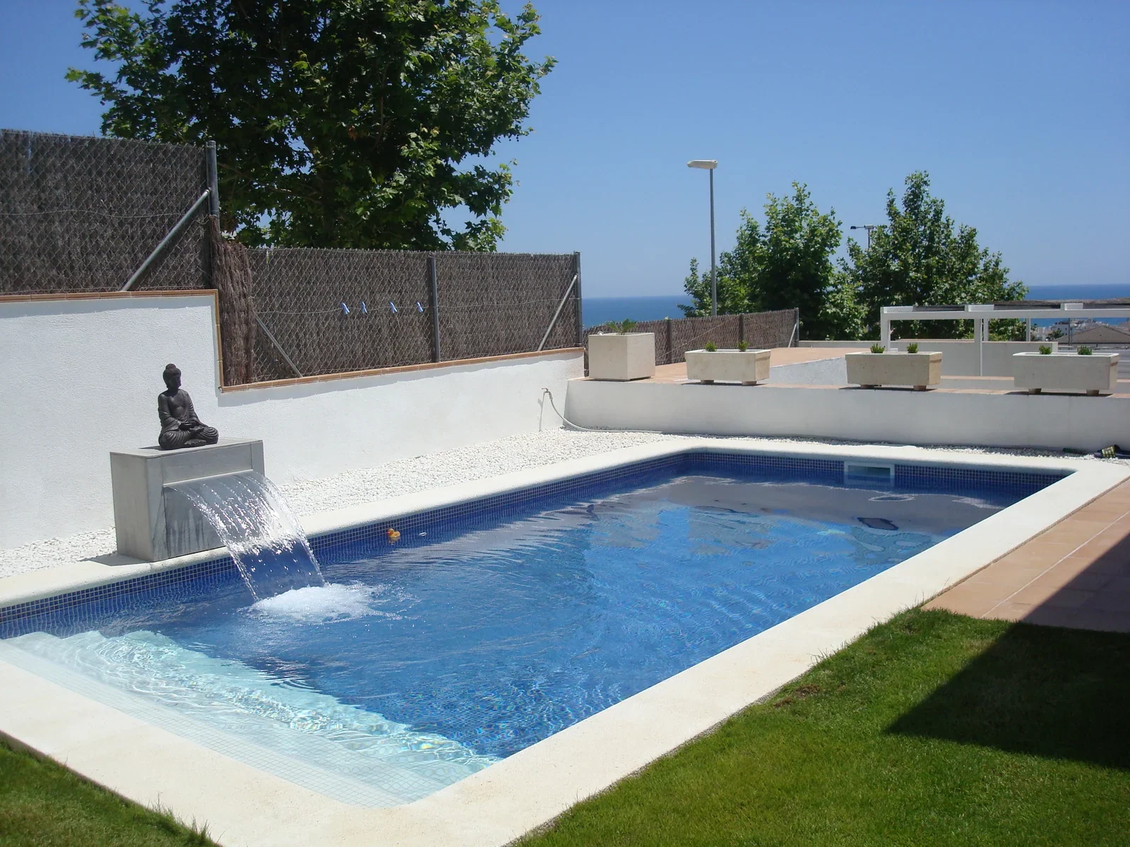 Piscina con vistas al mar