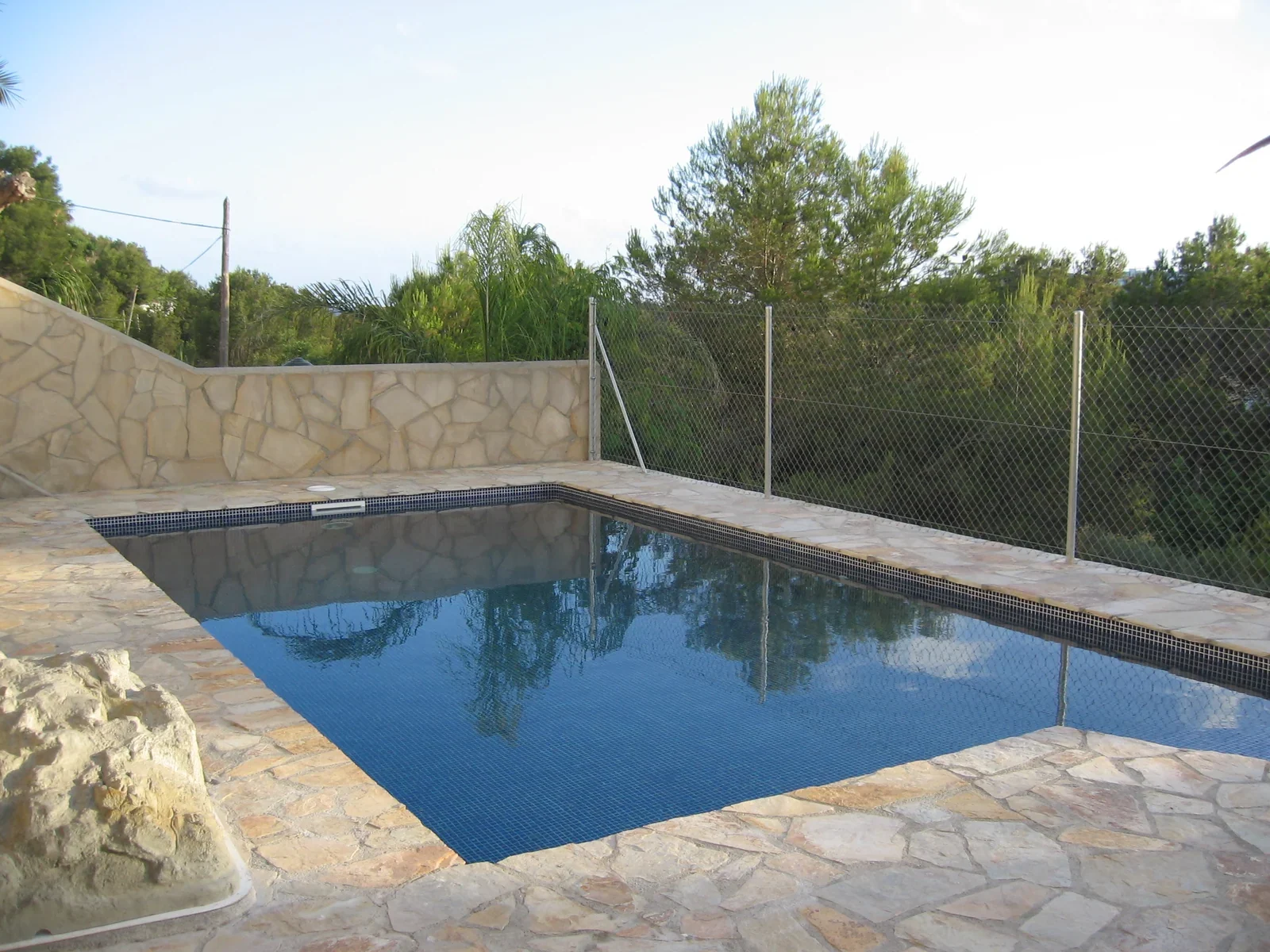 Piscina con vallado perimetral