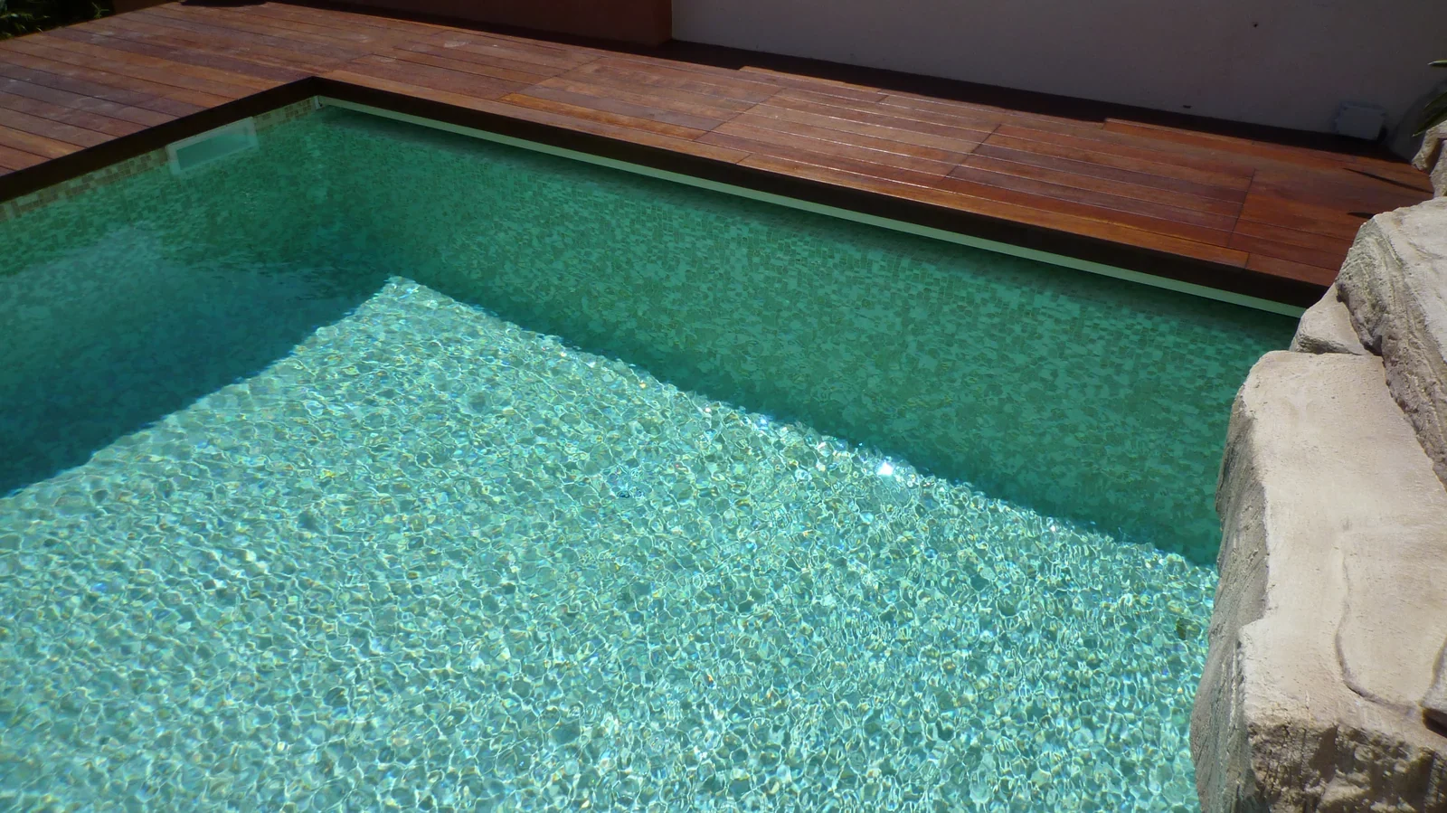Detalle del agua sobre el gresite